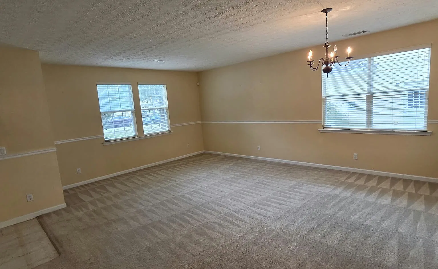 3 bed, 2.5 bath, 3527 sqft, $2,300 — Photo 4