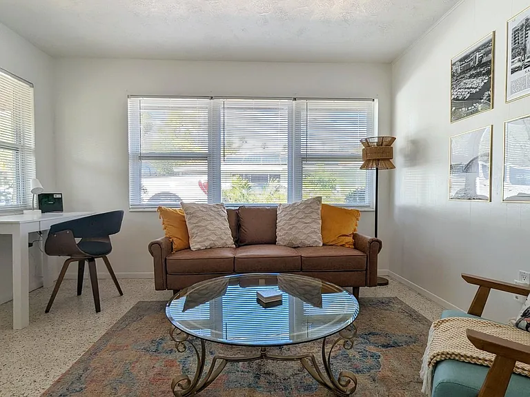 2846 W Tamiami Cir — Photo 4