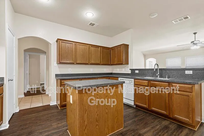 3 bed, 2.0 bath, 1526 sqft, $1,895 — Photo 3