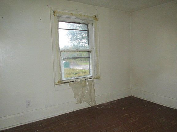 3rd image of 380 Oak St