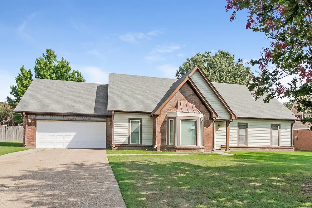 3 bed, 2.0 bath, 2365 sqft, $2,090 — Photo 1