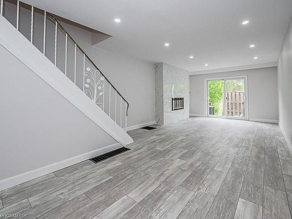 4th image of 252 Westcourt Pl