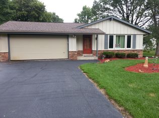 15822 W Mayflower Dr, New Berlin, WI 53151