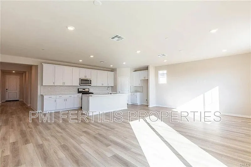 4 bed, 2.0 bath, 1902 sqft, $3,395 — Photo 2