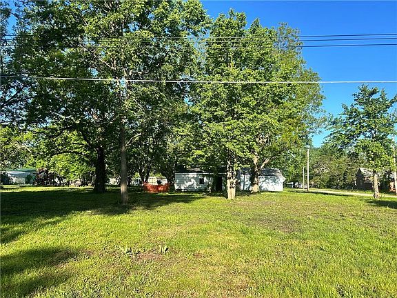 3rd image of 402 S Broadway St