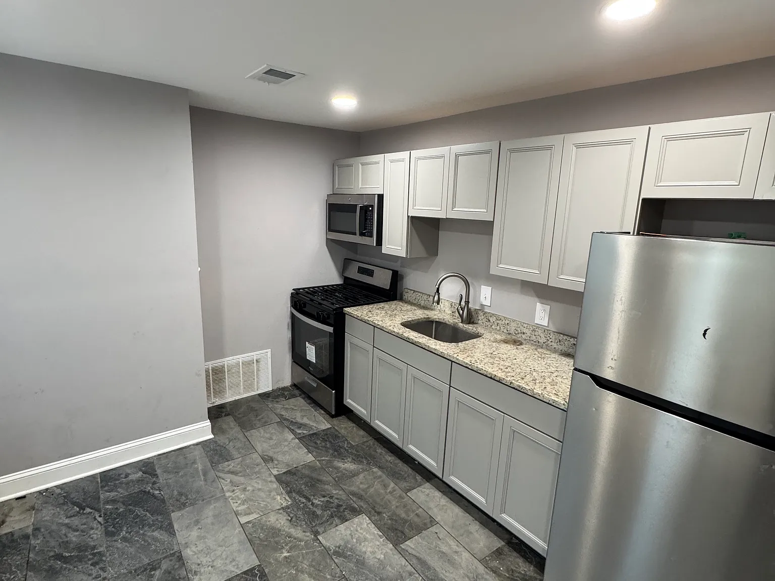 2 bed, 800 sqft, $1,595 — Photo 1