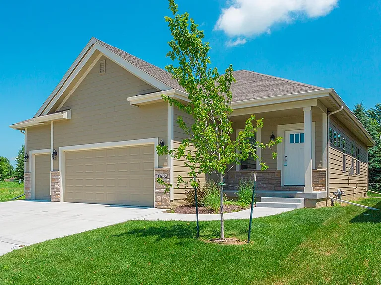 1659 Glade Dr SW — Photo 1