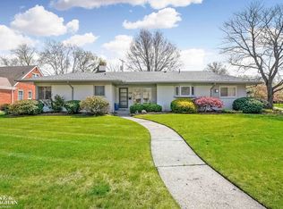 1100 Elford Ct, Grosse Pointe Woods, MI 48236