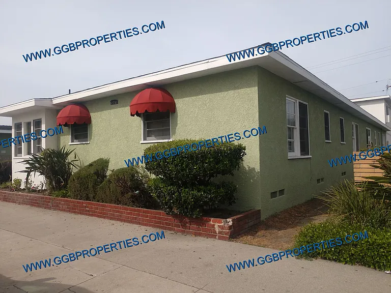 2747-2751 Pacific Ave — Photo 4