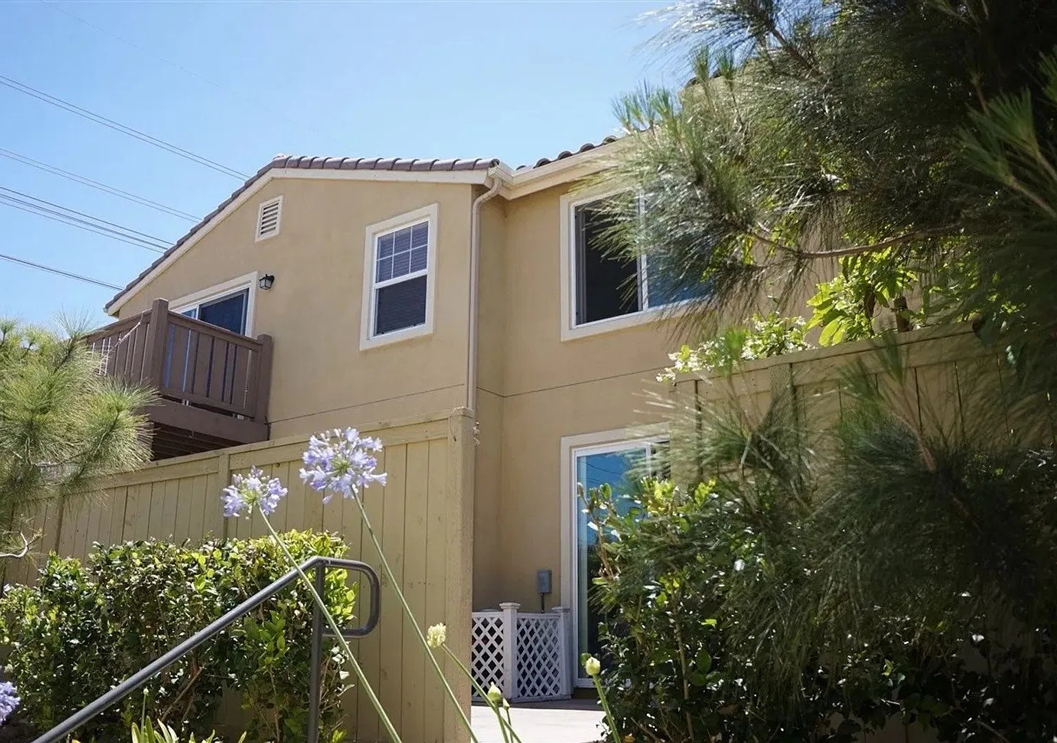 Gated Eastlake Townhome | 3 Bed, 2.5 Bath, 2-Car Garage — Photo 3