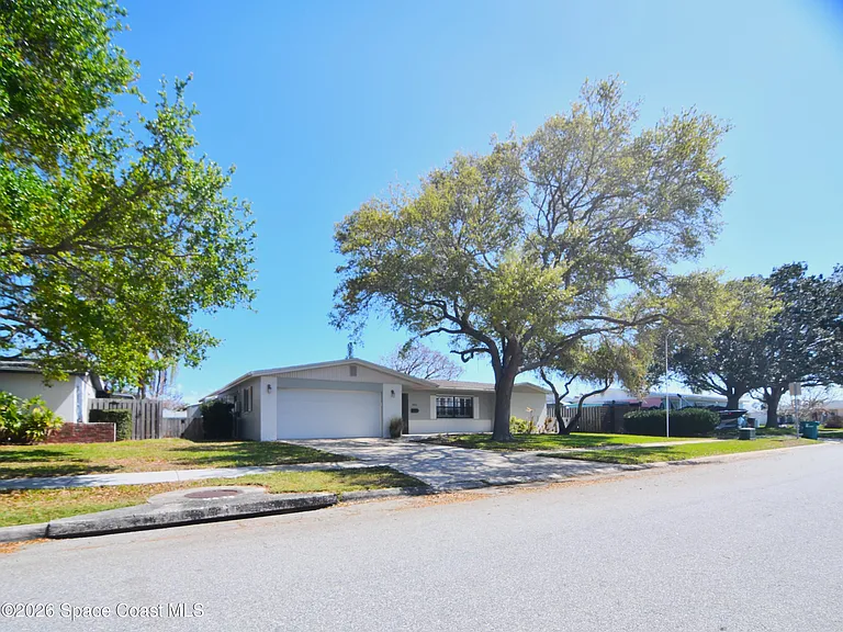 405 Sparrow Dr — Photo 2