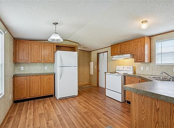 4th image of 126 Robert St