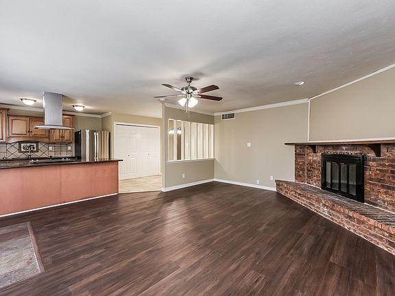 4th image of 404 Woodcrest Way