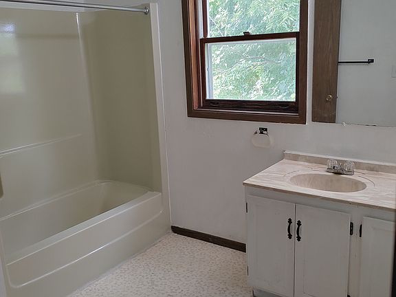 4th image of 511 1/2 W 8th St #511-1/2