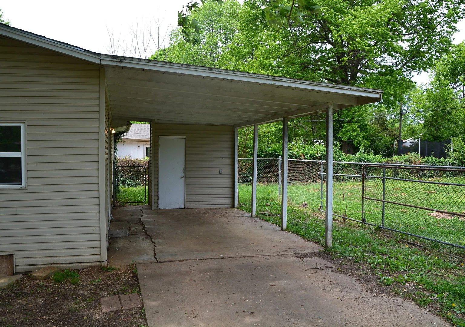 3 Bedroom 1 Bath home with a Fenced back Yard! — Photo 1