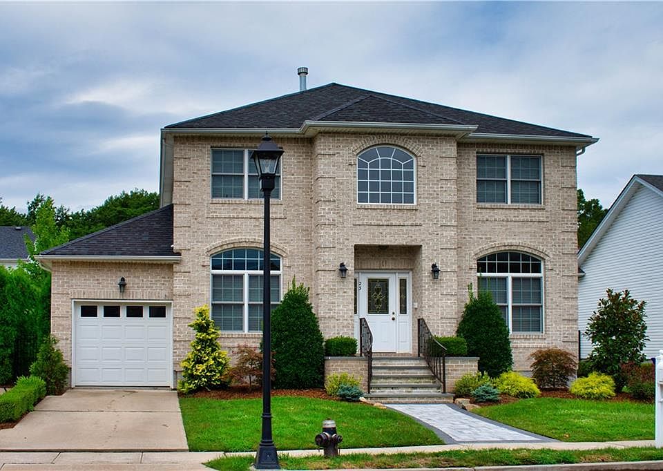 1st image of 23 Dintree Ln