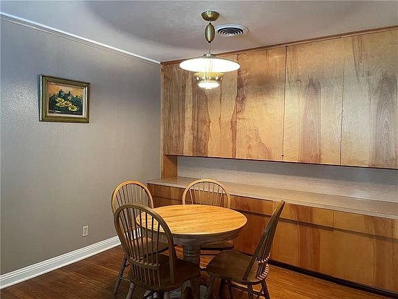 5th image of 827 W Alice Ave
