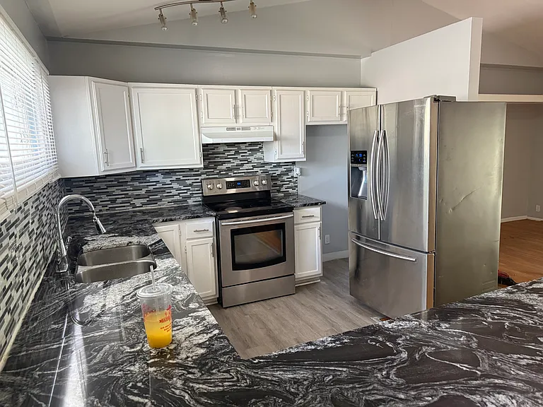 4144 Hardesty Ave — Photo 9