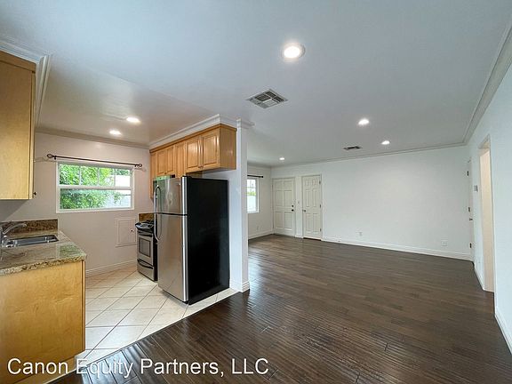3rd image of 10835 Moorpark St #4