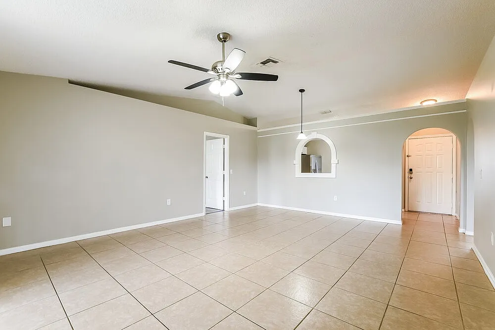 3 bed, 2.0 bath, 1268 sqft, $2,215 — Photo 4