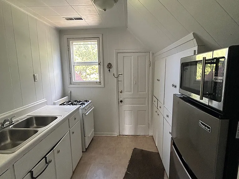 1575 Wealthy St SE #4 — Photo 2