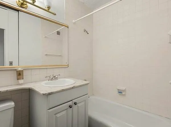 65 E India Row #8D — Photo 13