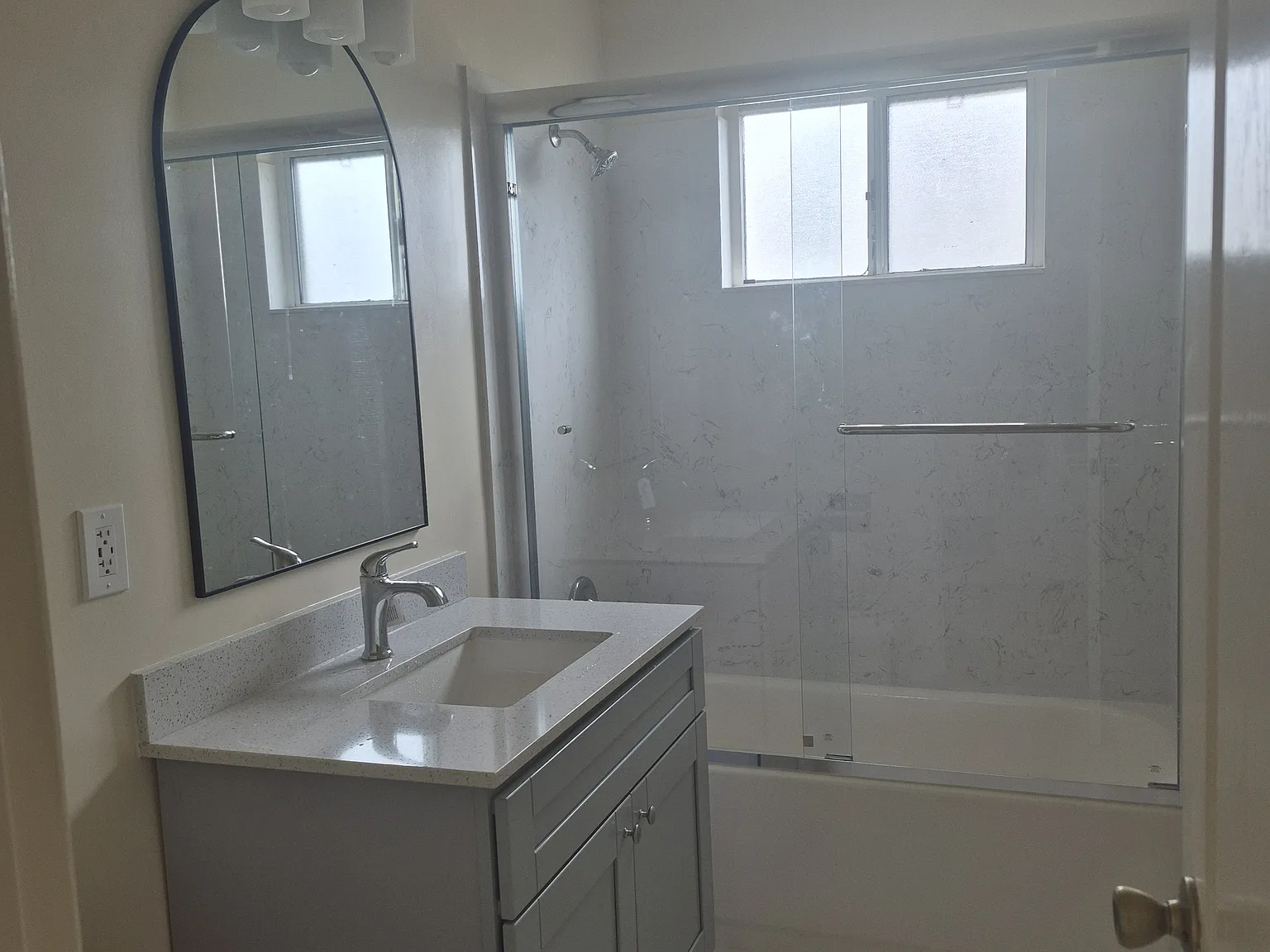 2 bed, 800 sqft, $2,700 — Photo 3