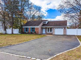 8 Gaton Ln, Coram, NY 11727