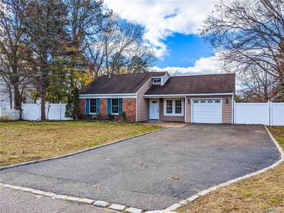 8 Gaton Ln, Coram, NY, 11727