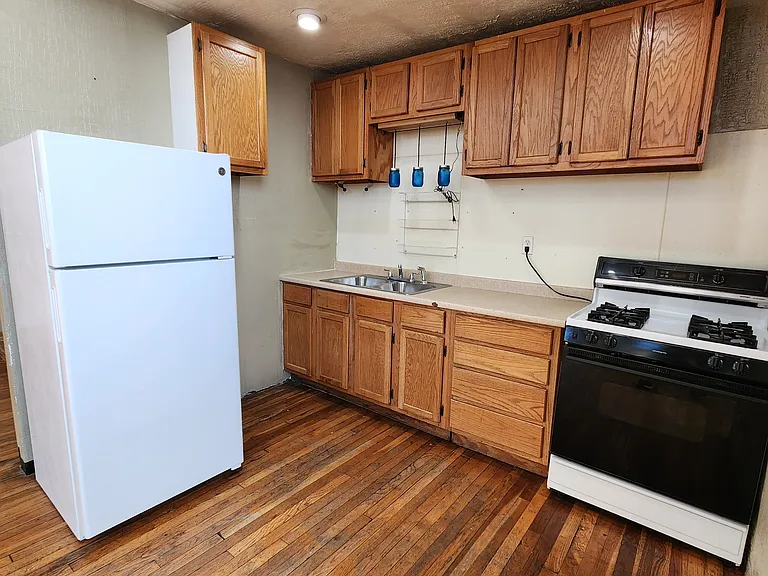 208 Mainapt #1 — Photo 3