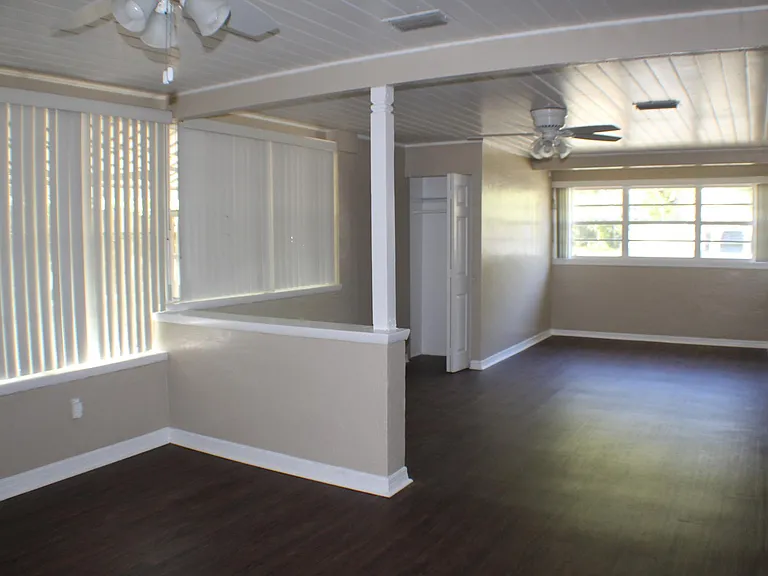 595 Brentwood Dr — Photo 2