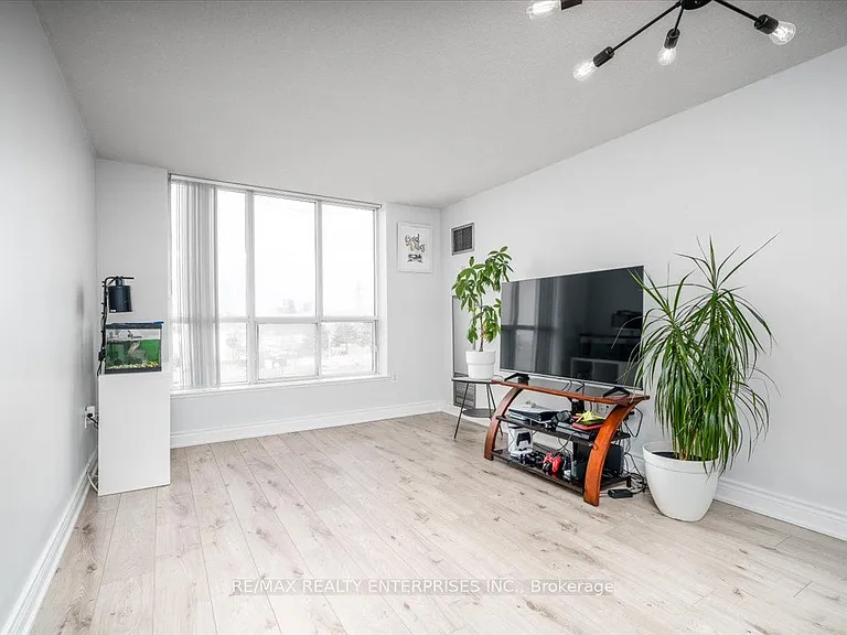 21 Overlea Blvd NE #506 — Photo 11