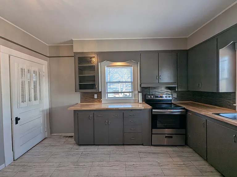 709 Pendleton Ave — Photo 12
