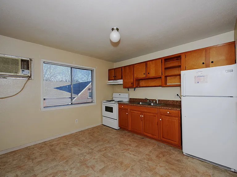 2414 Memorial Blvd #4 — Photo 3