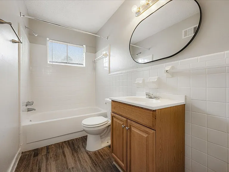 Holmes Pointe Apartments — Photo 9