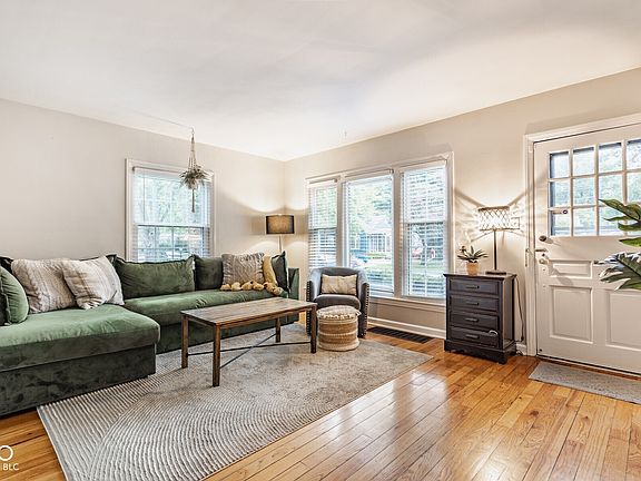 3rd image of 5328 Rosslyn Ave