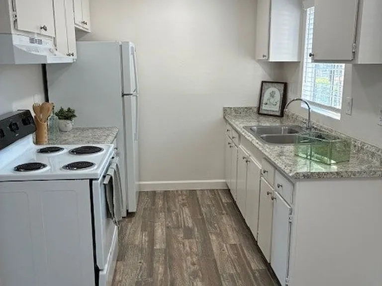 Summit Creek Apartments — Photo 23