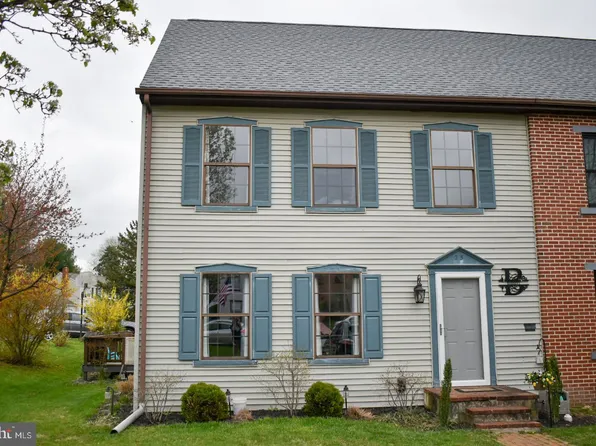 25 Carriage House Dr, Willow Street, PA 17584