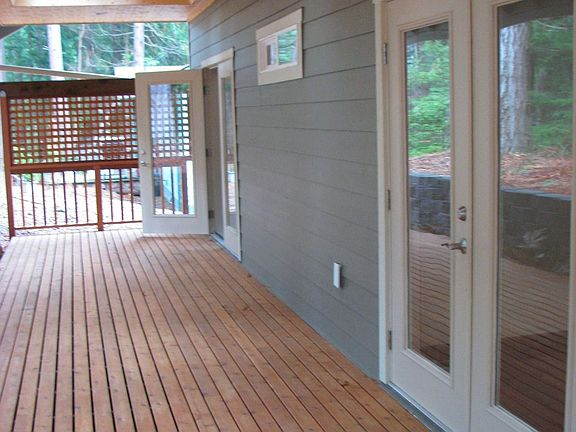 Large covered deck w/skylights.