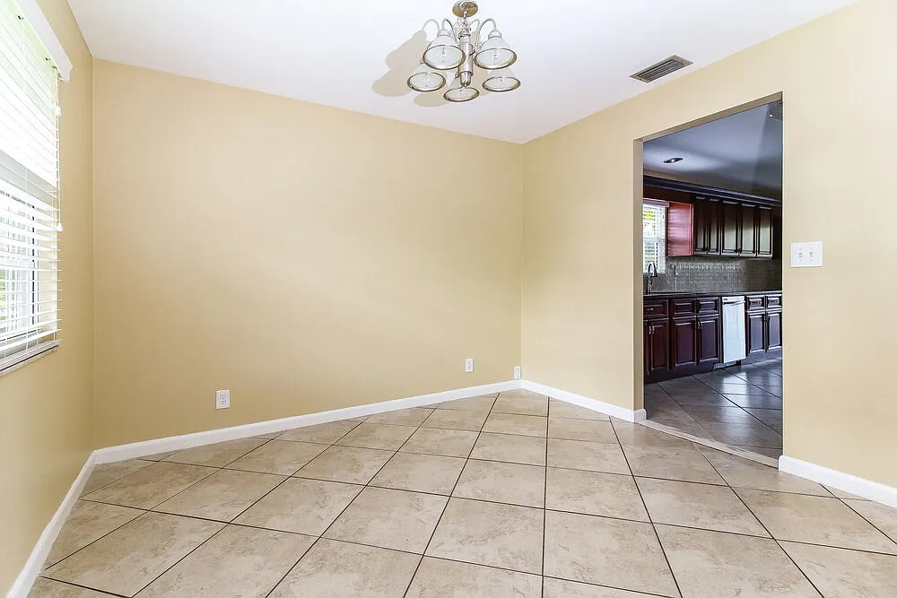3 bed, 2.0 bath, 1913 sqft, $3,610 — Photo 4