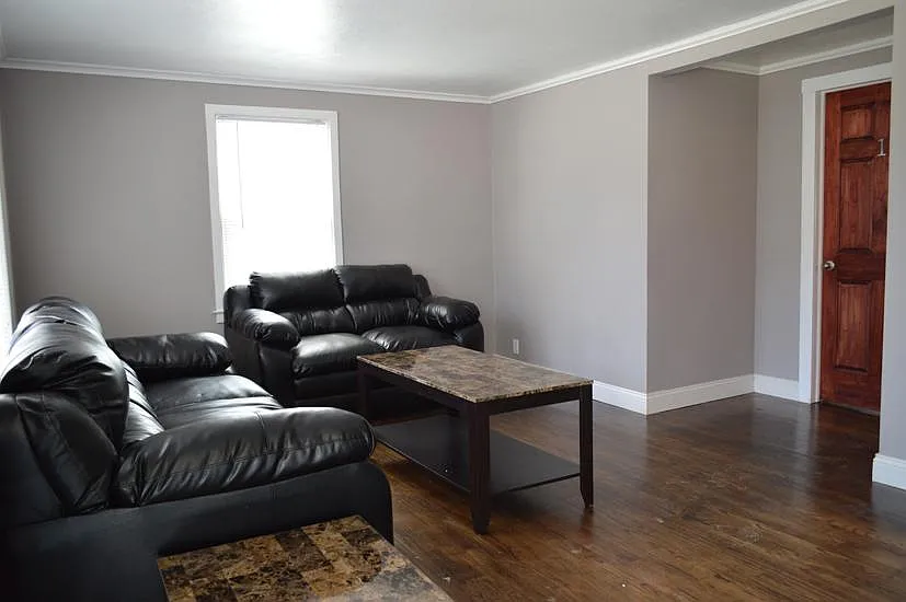4 bed, 1336 sqft, $2,700 — Photo 3