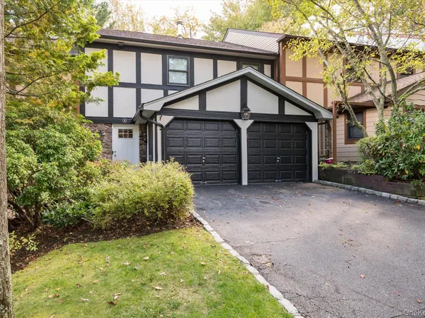 16 Sheffield Hill, Woodbury, NY 11797