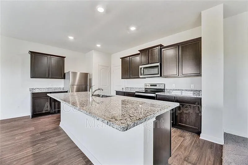 4 bed, 2.5 bath, 2198 sqft, $2,000 — Photo 4
