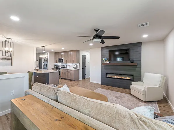 904 E Longview Dr, Rogers, AR 72756