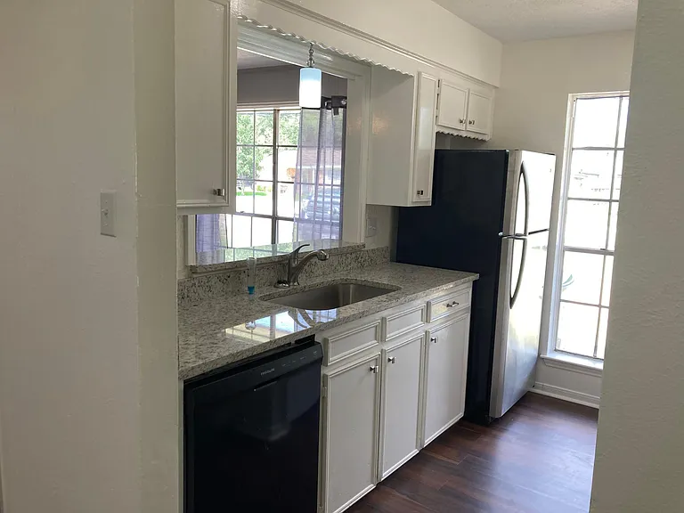 2108 N Austin Ave — Photo 5