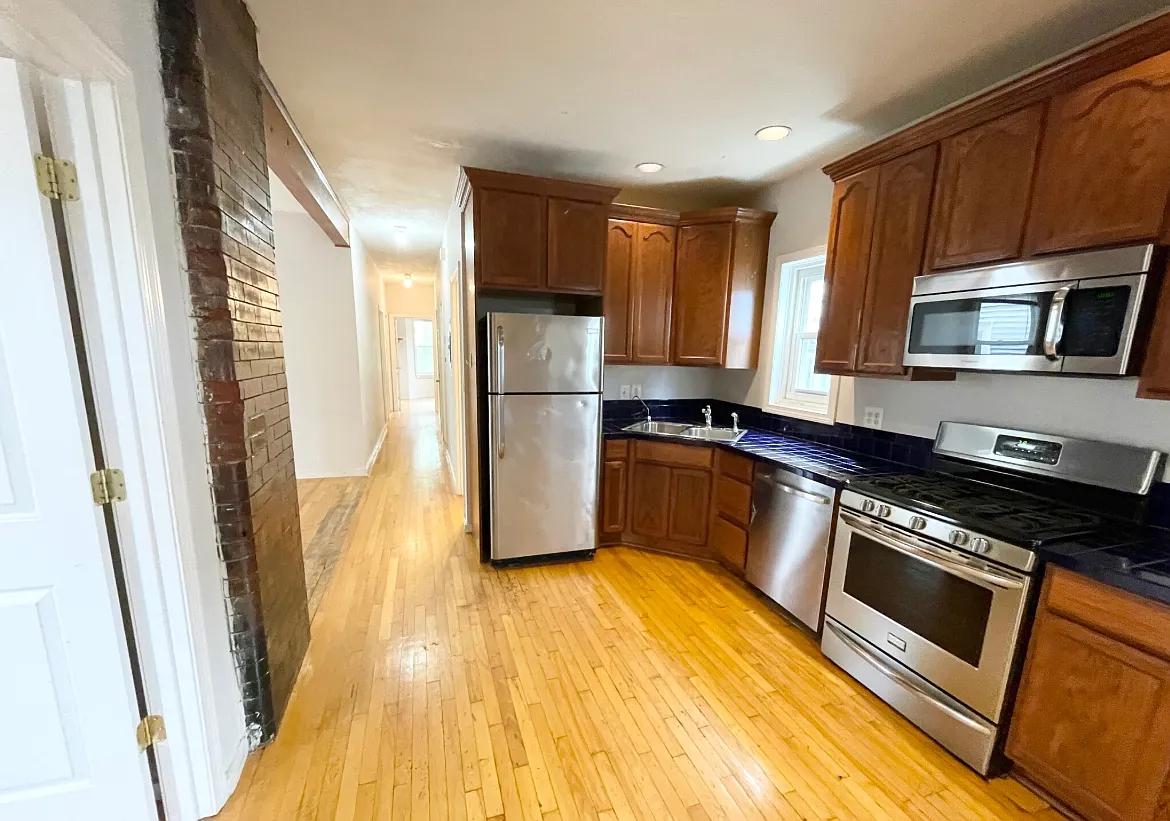 4 bed, 1.5 bath, 1100 sqft, $5,600 — Photo 1