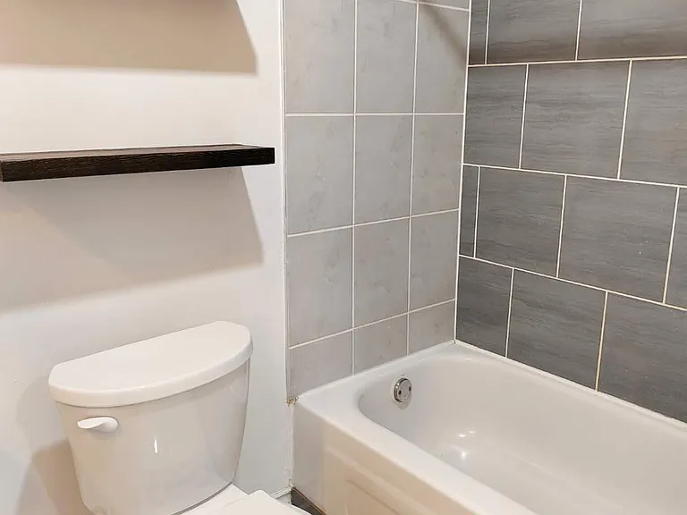 2527 Kingsberry Cres #LOWER — Photo 8