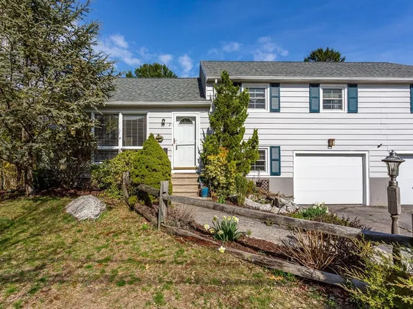 2 Meadow Brook Rd, Raynham, MA 02767