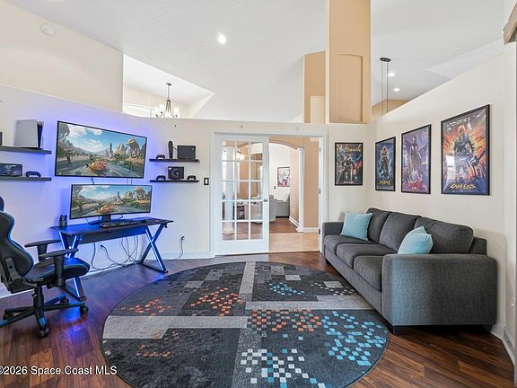 4th image of 751 Lake Dr