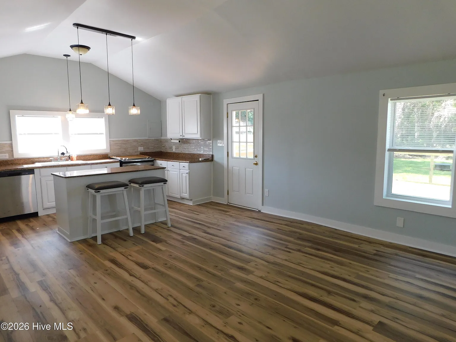 2 bed, 1.0 bath, $2,200 — Photo 3